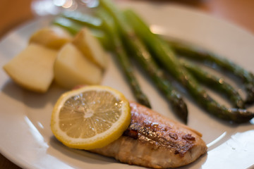 Lachs und Spargel, Gericht am Tisch