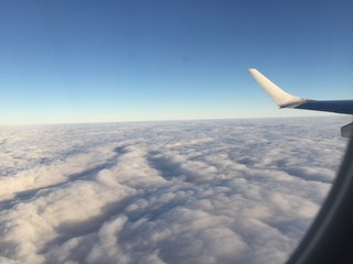 Naklejka premium widok z samolotu nad chmurami