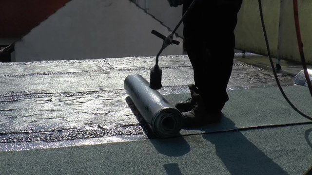 Ein Garagendach wird abgedichtet (Dachdecker 05)