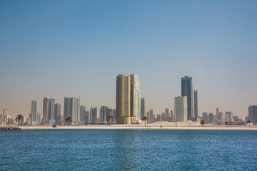 Fototapeta na wymiar view of the city on the bay