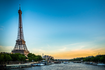 Fototapeta na wymiar Couché de soleil sur la Tour Eiffel - Paris, France