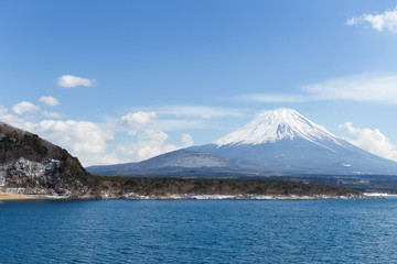 Fototapeta na wymiar Lake Motosu and mountain fuji