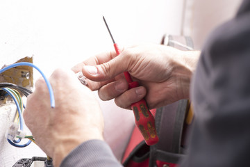 Installing a wall power socket 