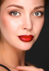 Fototapeta premium Bliska portret pięknej młodej kobiety twarzy
