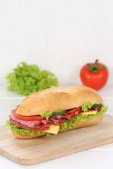 Sandwich Baguette belegt mit Salami und Textfreiraum