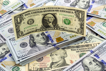 	Один доллар стоит на пачке долларов