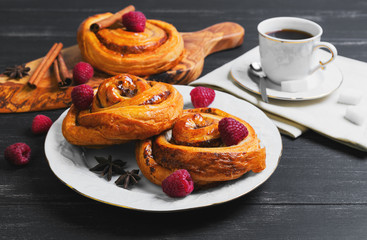 Round twisted Denish Buns