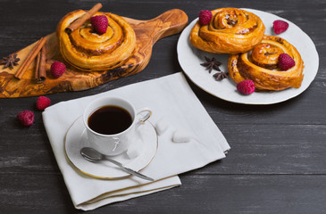 Round twisted Denish Buns