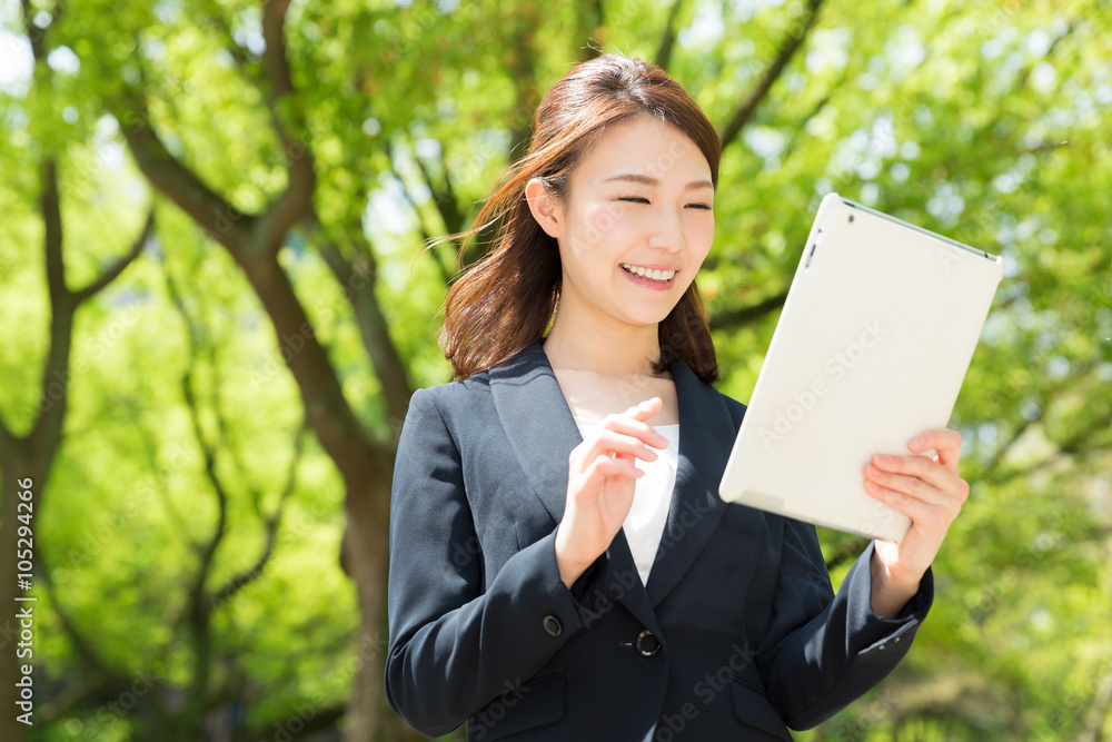 Wall mural タブレットを見る女性　ビジネス