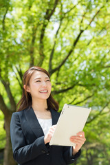 Fototapeta premium タブレットを見る女性 ビジネス