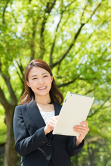 Fototapeta premium タブレットを見る女性 ビジネス