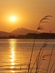 霞ヶ浦から望む筑波山　夕景