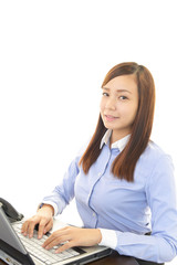ノートパソコンで仕事中のビジネスウーマン