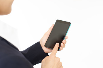 スマートフォンを操作する女性
