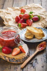 Desayuno en la cocina con mermelada de fresa casera y tostadas de pan