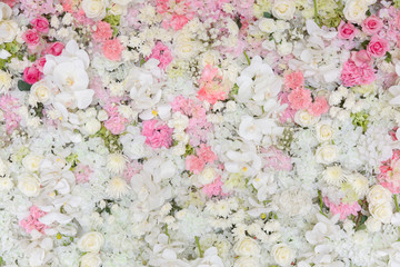 Bouquets of flowers decorated the backdrop of a beautiful wedding.