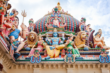 Naklejka premium Изображения божеств в индуистском храме в Сингапуре. Sri Mariamman Temple.
