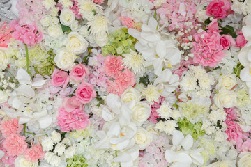 Bouquets of flowers decorated the backdrop of a beautiful wedding.