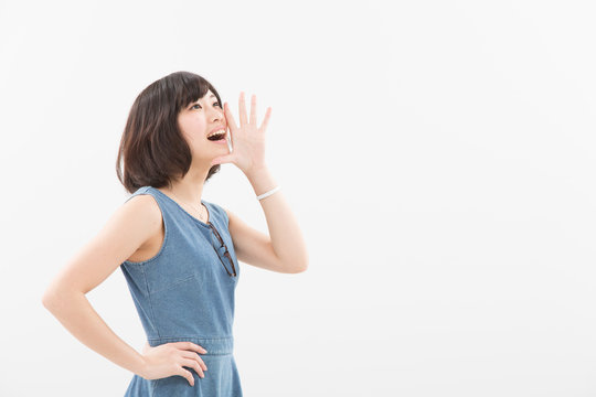 叫ぶ女性