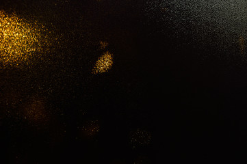 窓に差し込む朝日