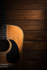 Obraz premium Guitar on wood background.