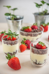 Vanillepudding mit Schokokeksen und Erdbeeren 