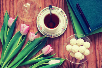 Obraz na płótnie Canvas background wooden with tulip and tea