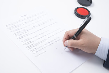 業務委託契約書にサインをするビジネスマン