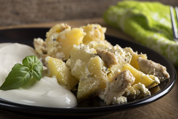Potatoes gratin with sour cream and chicken meat