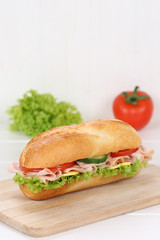 Sandwich Baguette belegt mit Schinken und Textfreiraum