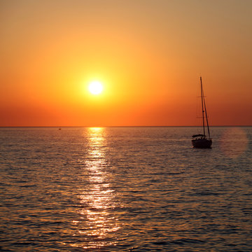 Segelboot beim Sonnenuntergang