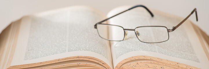 Altes Buch mit Brille