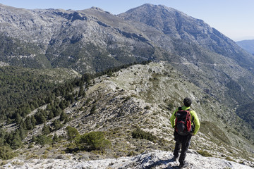 Fototapeta na wymiar senderista con vistas al pico de la Torrecilla en el parque natural de sierra de las Nieves en la provincia de Málaga