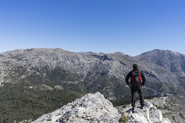 senderista con vistas al pico de la Torrecilla en el parque natural de sierra de las Nieves en la...