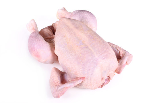 Frisches rohes Huhn auf Hintergrund wei&szlig;