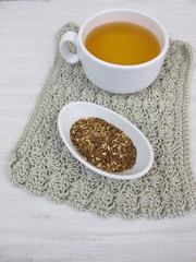 Eine Tasse grüner Rotbuschtee
