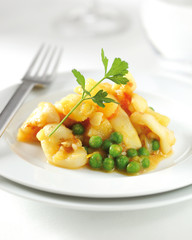 Squid in sauce with green peas