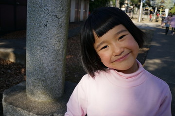 笑顔の少女　おかっぱ頭　バストショット