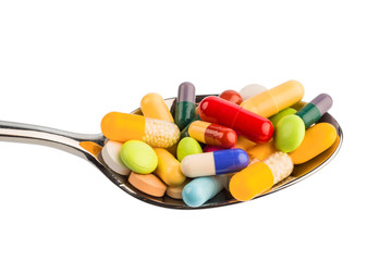 Viele Tabletten auf Löffel