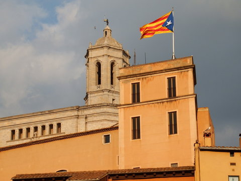 le drapeau ind&eacute;pendantiste catalan flotte sur Gerone - Espagne