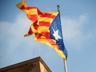 le drapeau indépendantiste catalan flotte sur Gerone