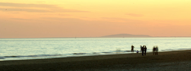 fin de journée sur une plage , format panoramique