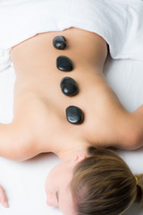 Obraz na płótnie Canvas entspannte frau bei hot stone massage