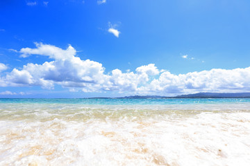 美しい沖縄のビーチと夏空