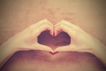 Fototapeta premium Dziewczyna co serce - symbol kształtu.