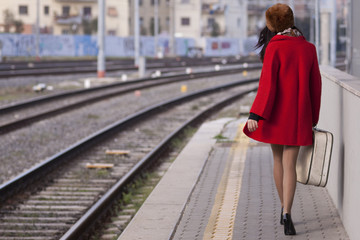 Donna in viaggio con la valigia