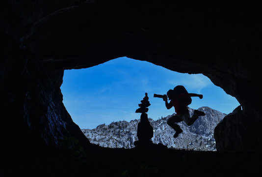 mağarada çılgın fotoğrafçı ve zen taşları