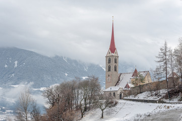 Chiesa innevata in un paese alpino