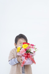 Obraz na płótnie Canvas カーネーションの花束を持つ男の子
