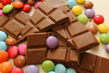 Zerbrochene Schokolade mit Schokolinsen